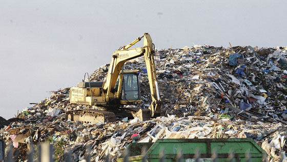  جبال وانهار من النفايات.. شاهد كيف تعرض الصحافة العالمية زبالة لبنان! صورة رقم 3