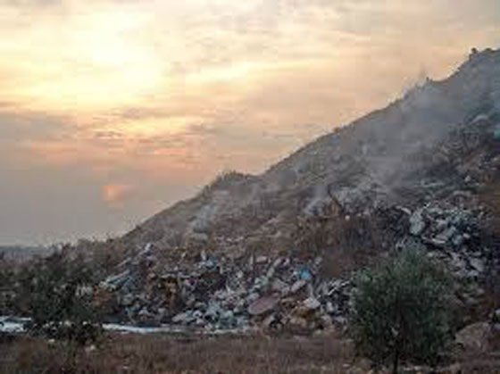  جبال وانهار من النفايات.. شاهد كيف تعرض الصحافة العالمية زبالة لبنان! صورة رقم 5