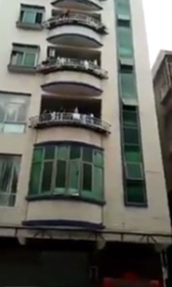  فيديو مثير.. انقاذ طفل سقط من الطابق الخامس لبناية في الصين صورة رقم 1