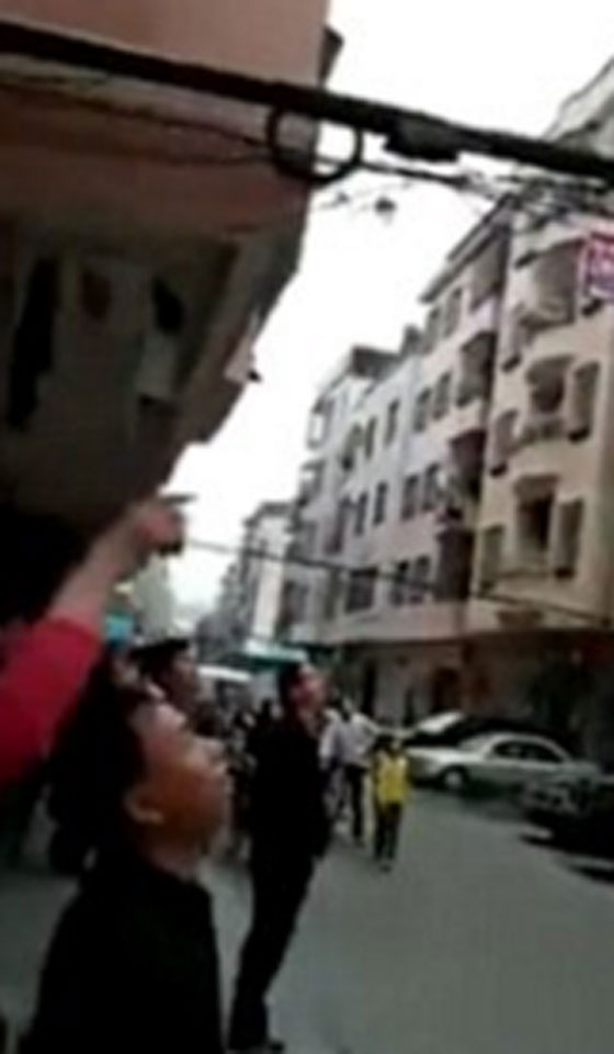  فيديو مثير.. انقاذ طفل سقط من الطابق الخامس لبناية في الصين صورة رقم 2