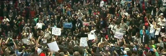 ترامب يلغي اجتماعا جماهيريا في شيكاغو بسبب صدامات بين مؤيديه ومعارضيه صورة رقم 2