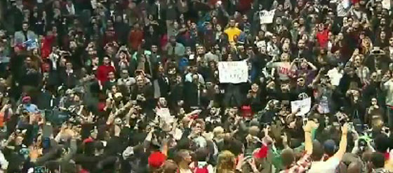 ترامب يلغي اجتماعا جماهيريا في شيكاغو بسبب صدامات بين مؤيديه ومعارضيه صورة رقم 3