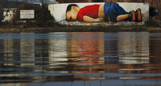 جثة الطفل ايلان كردي ايقونة اللجوء تطفو على ضفاف فرانكفورت صورة رقم 1 جثة الطفل ايلان كردي ايقونة اللجوء تطفو على ضفاف فرانكفورت صورة رقم 1