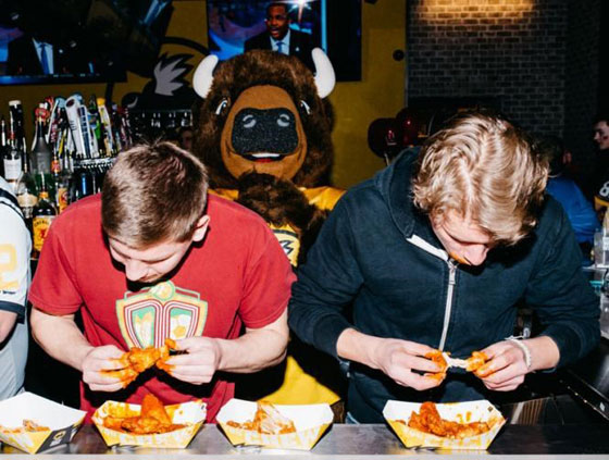 وفاة رجل اختناقا اثناء مسابقة لاكل الدجاج نظمتها كنتاكي صورة رقم 2