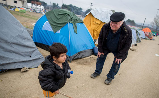 وزير سابق يتضامن مع اللاجئين ويبيت معهم في خيمة في اليونان صورة رقم 1 وزير سابق يتضامن مع اللاجئين ويبيت معهم في خيمة في اليونان صورة رقم 1