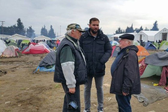 وزير سابق يتضامن مع اللاجئين ويبيت معهم في خيمة في اليونان صورة رقم 2 وزير سابق يتضامن مع اللاجئين ويبيت معهم في خيمة في اليونان صورة رقم 2