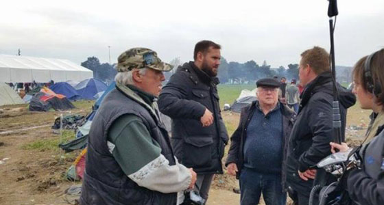 وزير سابق يتضامن مع اللاجئين ويبيت معهم في خيمة في اليونان صورة رقم 3 وزير سابق يتضامن مع اللاجئين ويبيت معهم في خيمة في اليونان صورة رقم 3