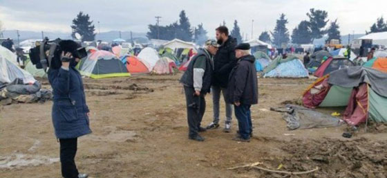 وزير سابق يتضامن مع اللاجئين ويبيت معهم في خيمة في اليونان صورة رقم 4 وزير سابق يتضامن مع اللاجئين ويبيت معهم في خيمة في اليونان صورة رقم 4