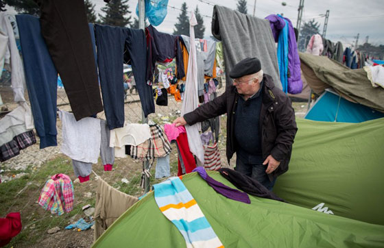 وزير سابق يتضامن مع اللاجئين ويبيت معهم في خيمة في اليونان صورة رقم 5 وزير سابق يتضامن مع اللاجئين ويبيت معهم في خيمة في اليونان صورة رقم 5