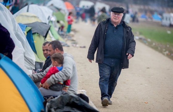 وزير سابق يتضامن مع اللاجئين ويبيت معهم في خيمة في اليونان صورة رقم 6 وزير سابق يتضامن مع اللاجئين ويبيت معهم في خيمة في اليونان صورة رقم 6