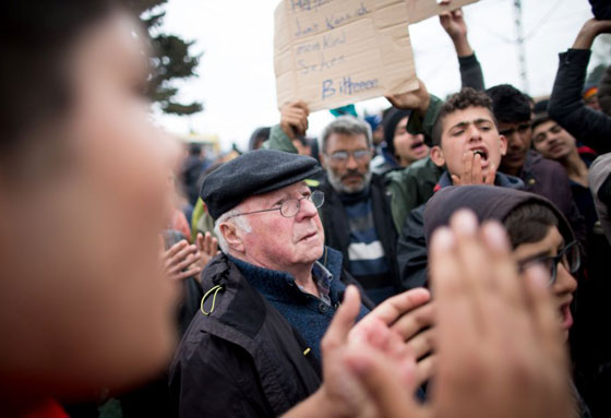 وزير سابق يتضامن مع اللاجئين ويبيت معهم في خيمة في اليونان صورة رقم 7 وزير سابق يتضامن مع اللاجئين ويبيت معهم في خيمة في اليونان صورة رقم 7