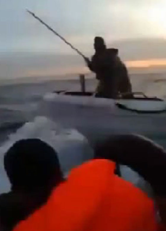 شاهد كيف اعتدى خفر السواحل التركي بالعصي على ضيوف من اللاجئين  صورة رقم 1