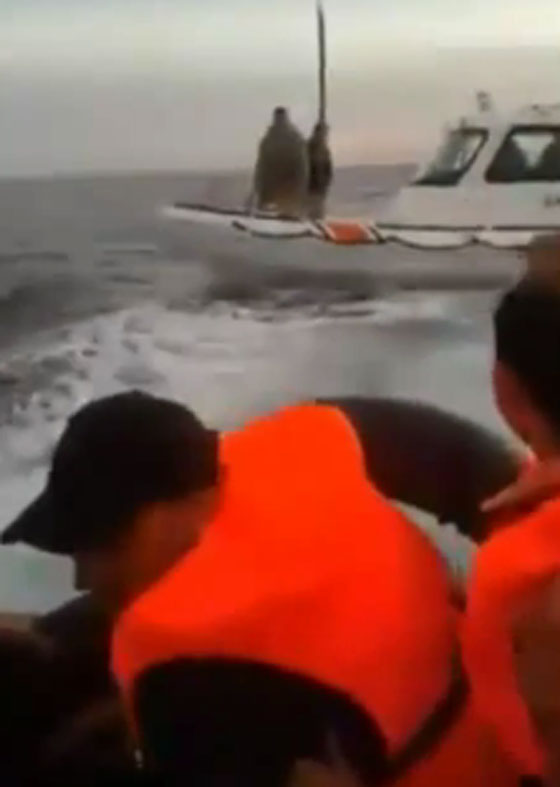 شاهد كيف اعتدى خفر السواحل التركي بالعصي على ضيوف من اللاجئين  صورة رقم 3