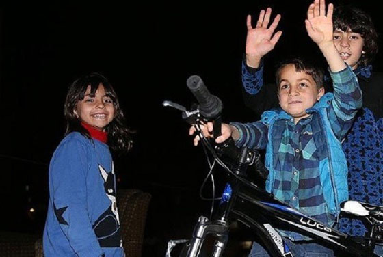 شاهد كيف طيبت السلطات التركية خاطر طفل سوري ضربه احد باعتها صورة رقم 1 شاهد كيف طيبت السلطات التركية خاطر طفل سوري ضربه احد باعتها صورة رقم 1