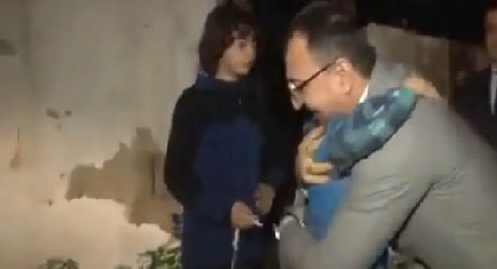 شاهد كيف طيبت السلطات التركية خاطر طفل سوري ضربه احد باعتها صورة رقم 2 شاهد كيف طيبت السلطات التركية خاطر طفل سوري ضربه احد باعتها صورة رقم 2