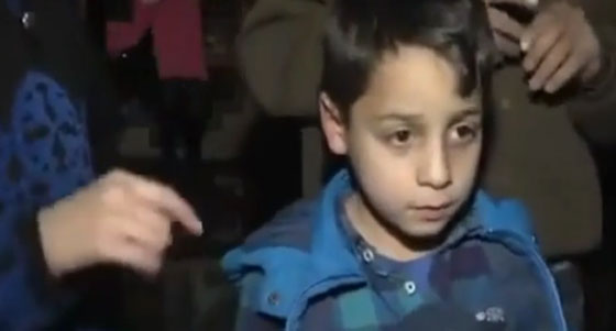 شاهد كيف طيبت السلطات التركية خاطر طفل سوري ضربه احد باعتها صورة رقم 3 شاهد كيف طيبت السلطات التركية خاطر طفل سوري ضربه احد باعتها صورة رقم 3