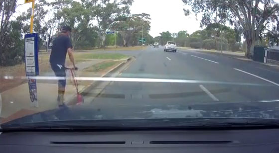 من استراليا بالفيديو.. شاهد كيف حطم راكب سكوتر زجاج سيارة خلفه صورة رقم 1
