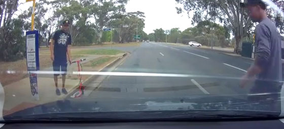 من استراليا بالفيديو.. شاهد كيف حطم راكب سكوتر زجاج سيارة خلفه صورة رقم 2