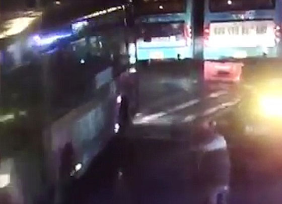 فيديو مرعب: الأرض انشقت وبلعت حافلة في الصين! صورة رقم 1 فيديو مرعب: الأرض انشقت وبلعت حافلة في الصين! صورة رقم 1