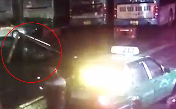 فيديو مرعب: الأرض انشقت وبلعت حافلة في الصين! صورة رقم 2 فيديو مرعب: الأرض انشقت وبلعت حافلة في الصين! صورة رقم 2