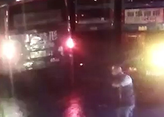 فيديو مرعب: الأرض انشقت وبلعت حافلة في الصين! صورة رقم 3 فيديو مرعب: الأرض انشقت وبلعت حافلة في الصين! صورة رقم 3