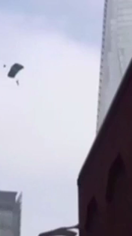 مظلي شوهد يقفز من اعلى برج في بريطانيا ويختفي.. شاهد الفيديو صورة رقم 1 مظلي شوهد يقفز من اعلى برج في بريطانيا ويختفي.. شاهد الفيديو صورة رقم 1