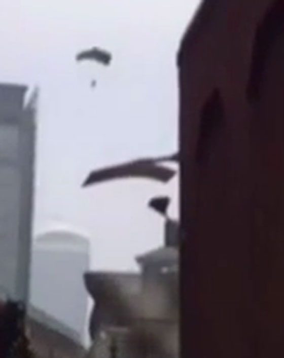 مظلي شوهد يقفز من اعلى برج في بريطانيا ويختفي.. شاهد الفيديو صورة رقم 2 مظلي شوهد يقفز من اعلى برج في بريطانيا ويختفي.. شاهد الفيديو صورة رقم 2