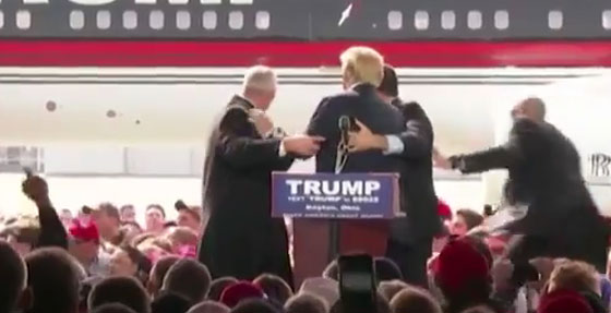 فيديو ترامب ينتفض فزعا على منصة الخطابة والحراس يحاصرونه صورة رقم 1 فيديو ترامب ينتفض فزعا على منصة الخطابة والحراس يحاصرونه صورة رقم 1