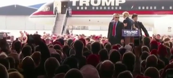 فيديو ترامب ينتفض فزعا على منصة الخطابة والحراس يحاصرونه صورة رقم 2 فيديو ترامب ينتفض فزعا على منصة الخطابة والحراس يحاصرونه صورة رقم 2