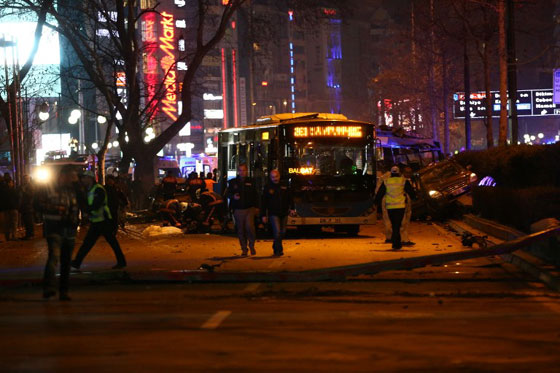 34 قتيلا في تفجير سيارة مفخخة بانقرة ونجاة السفير الاسترالي صورة رقم 1