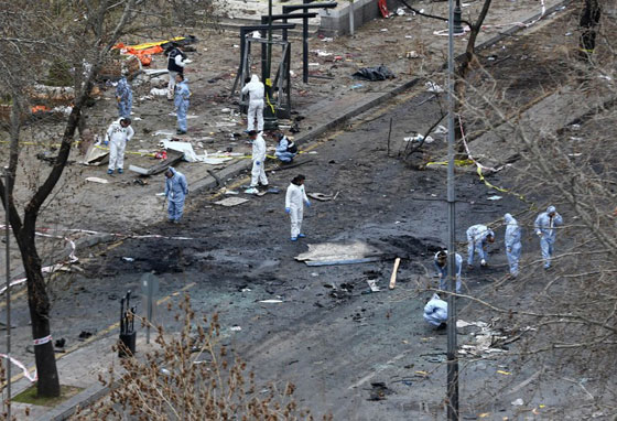 34 قتيلا في تفجير سيارة مفخخة بانقرة ونجاة السفير الاسترالي صورة رقم 25