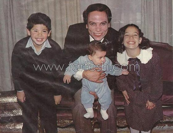 فيديو عادل امام يكشف اسرارعائلته في (نعم انا مشهور): هربت من زفاف ابنتي لخوفي من النار! صورة رقم 8