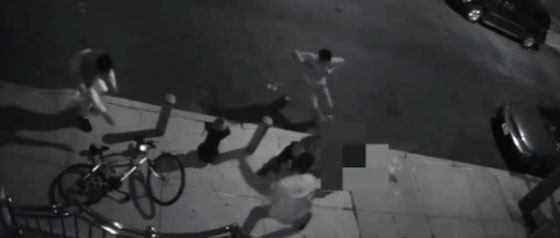  فيديو مثير.. ثلاثة لصوص يعتدون على عجوز ويسرقون متعلقاته صورة رقم 2