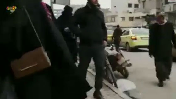 الرقة.. الجحيم والموت وظلامية داعش توثقها امرأتان بكاميرا سرية صورة رقم 2