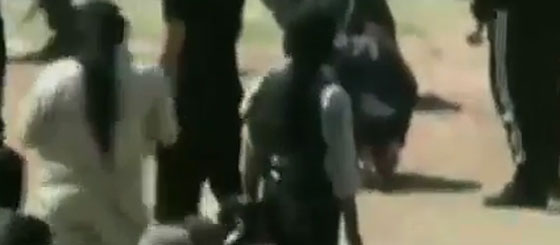 الرقة.. الجحيم والموت وظلامية داعش توثقها امرأتان بكاميرا سرية صورة رقم 3