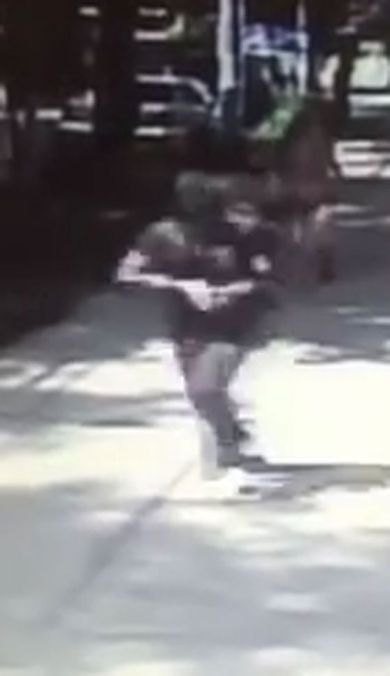  اعتداء مشين على صحفية وسط الشارع وتهديدها بعد نشرها الفيديو صورة رقم 2