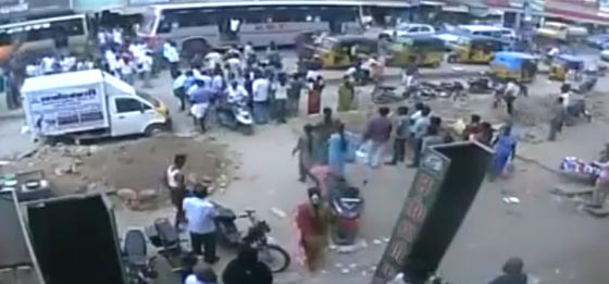 لقطات مروعة.. مقتل طالب هندي بالمناجل لزواجه من فتاة ثرية صورة رقم 1 لقطات مروعة.. مقتل طالب هندي بالمناجل لزواجه من فتاة ثرية صورة رقم 1