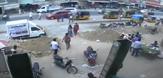 لقطات مروعة.. مقتل طالب هندي بالمناجل لزواجه من فتاة ثرية صورة رقم 2 لقطات مروعة.. مقتل طالب هندي بالمناجل لزواجه من فتاة ثرية صورة رقم 2