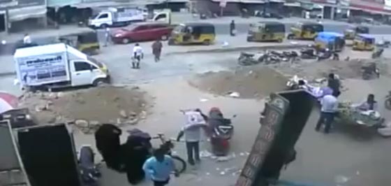 لقطات مروعة.. مقتل طالب هندي بالمناجل لزواجه من فتاة ثرية صورة رقم 3 لقطات مروعة.. مقتل طالب هندي بالمناجل لزواجه من فتاة ثرية صورة رقم 3