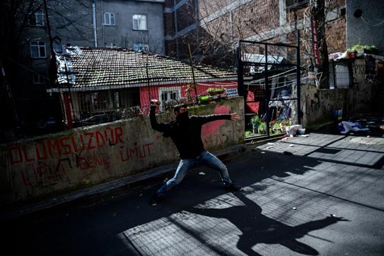 شرطة اسطنبول تشن حملة اعتقالات واسعة على الارهاب واهله!! صورة رقم 10 شرطة اسطنبول تشن حملة اعتقالات واسعة على الارهاب واهله!! صورة رقم 10