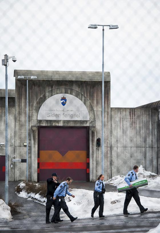 شاهد ما فعله الارهابي النرويجي بعد ازالة قيوده الحديدية في قاعة المحكمة صورة رقم 18 شاهد ما فعله الارهابي النرويجي بعد ازالة قيوده الحديدية في قاعة المحكمة صورة رقم 18