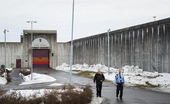 شاهد ما فعله الارهابي النرويجي بعد ازالة قيوده الحديدية في قاعة المحكمة صورة رقم 19 شاهد ما فعله الارهابي النرويجي بعد ازالة قيوده الحديدية في قاعة المحكمة صورة رقم 19