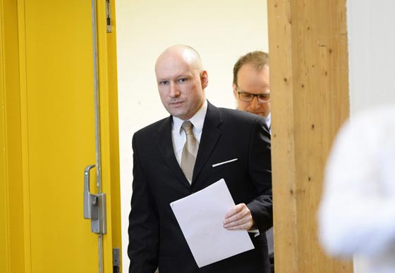 شاهد ما فعله الارهابي النرويجي بعد ازالة قيوده الحديدية في قاعة المحكمة صورة رقم 9 شاهد ما فعله الارهابي النرويجي بعد ازالة قيوده الحديدية في قاعة المحكمة صورة رقم 9