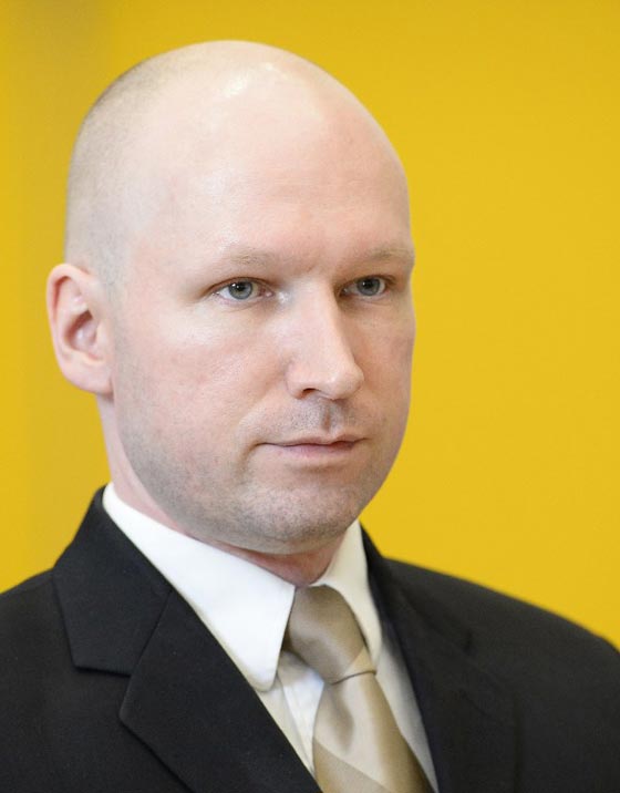 شاهد ما فعله الارهابي النرويجي بعد ازالة قيوده الحديدية في قاعة المحكمة صورة رقم 11 شاهد ما فعله الارهابي النرويجي بعد ازالة قيوده الحديدية في قاعة المحكمة صورة رقم 11