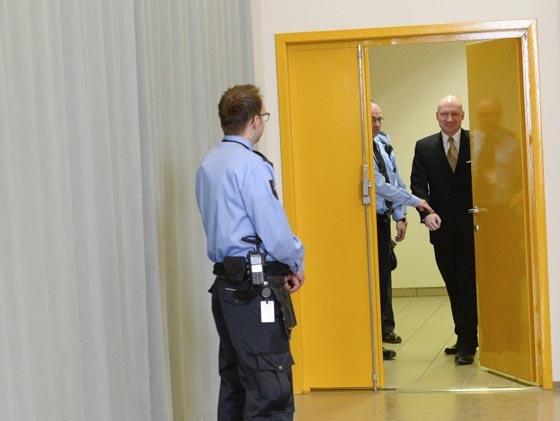 شاهد ما فعله الارهابي النرويجي بعد ازالة قيوده الحديدية في قاعة المحكمة صورة رقم 12 شاهد ما فعله الارهابي النرويجي بعد ازالة قيوده الحديدية في قاعة المحكمة صورة رقم 12