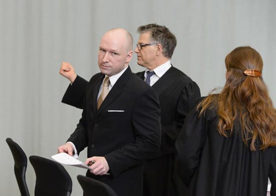 شاهد ما فعله الارهابي النرويجي بعد ازالة قيوده الحديدية في قاعة المحكمة صورة رقم 14 شاهد ما فعله الارهابي النرويجي بعد ازالة قيوده الحديدية في قاعة المحكمة صورة رقم 14