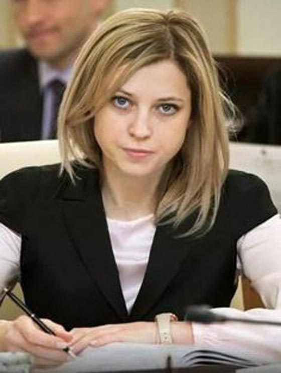 فيديو مدهش.. الدلافين تشارك حسناء روسية احتفالها بعيد ميلادها صورة رقم 12