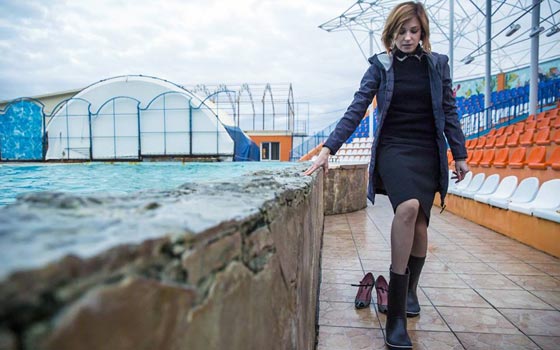 فيديو مدهش.. الدلافين تشارك حسناء روسية احتفالها بعيد ميلادها صورة رقم 8