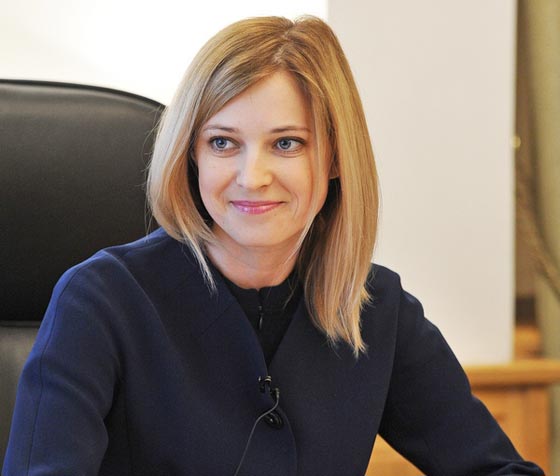 فيديو مدهش.. الدلافين تشارك حسناء روسية احتفالها بعيد ميلادها صورة رقم 15