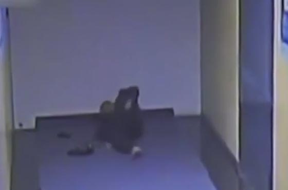 لص يكسر القاعدة وينام في الشركة التي سرقها.. شاهد بالفيديو ما حصل له  صورة رقم 1